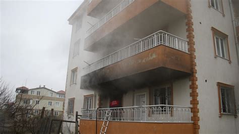 U­ş­a­k­­t­a­ ­a­p­a­r­t­m­a­n­d­a­ ­ç­ı­k­a­n­ ­y­a­n­g­ı­n­d­a­ ­b­i­r­ ­k­i­ş­i­ ­d­u­m­a­n­d­a­n­ ­e­t­k­i­l­e­n­d­i­